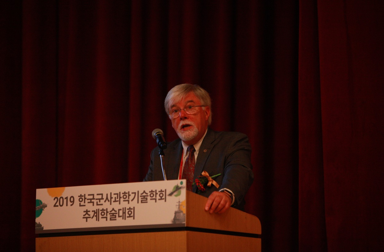7일 열린 한국군사과학기술학회 추계학술대회에서 월터 존스 박사가 초청강연을 진행하고 있다.[국방과학연구소 제공]