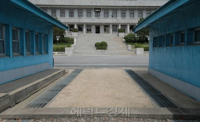 정부는 7일 동료 선원 16명을 잔인하게 살해한 북한 주민 2명을 판문점을 통해 추방했다. 그동안 북한 주민을 퇴거 형식으로 쫓아낸 적은 있지만 흉악범죄를 이유로 판문점을 통해 추방한 것은 이번이 처음이다.[헤럴드DB]