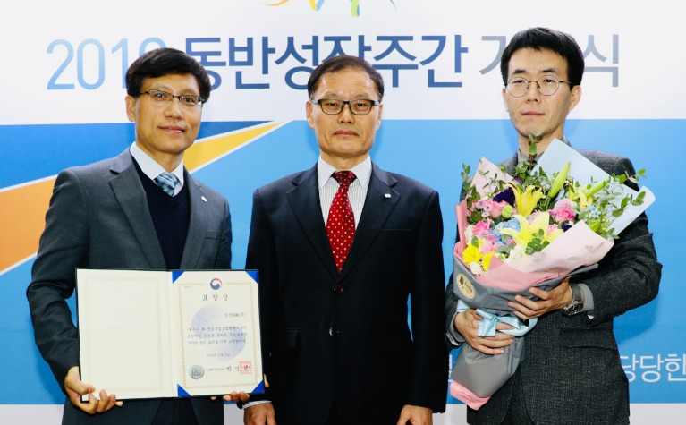 조용래(가운데) 한전KDN기획관리본부장이 동반성장에 앞장선 공로를 인정받아 2년 연속으로 중소벤처기업부 장관상을 수상한 뒤 회사 관계자들과 기념촬영을 하고 있다. [한전KDN 제공]