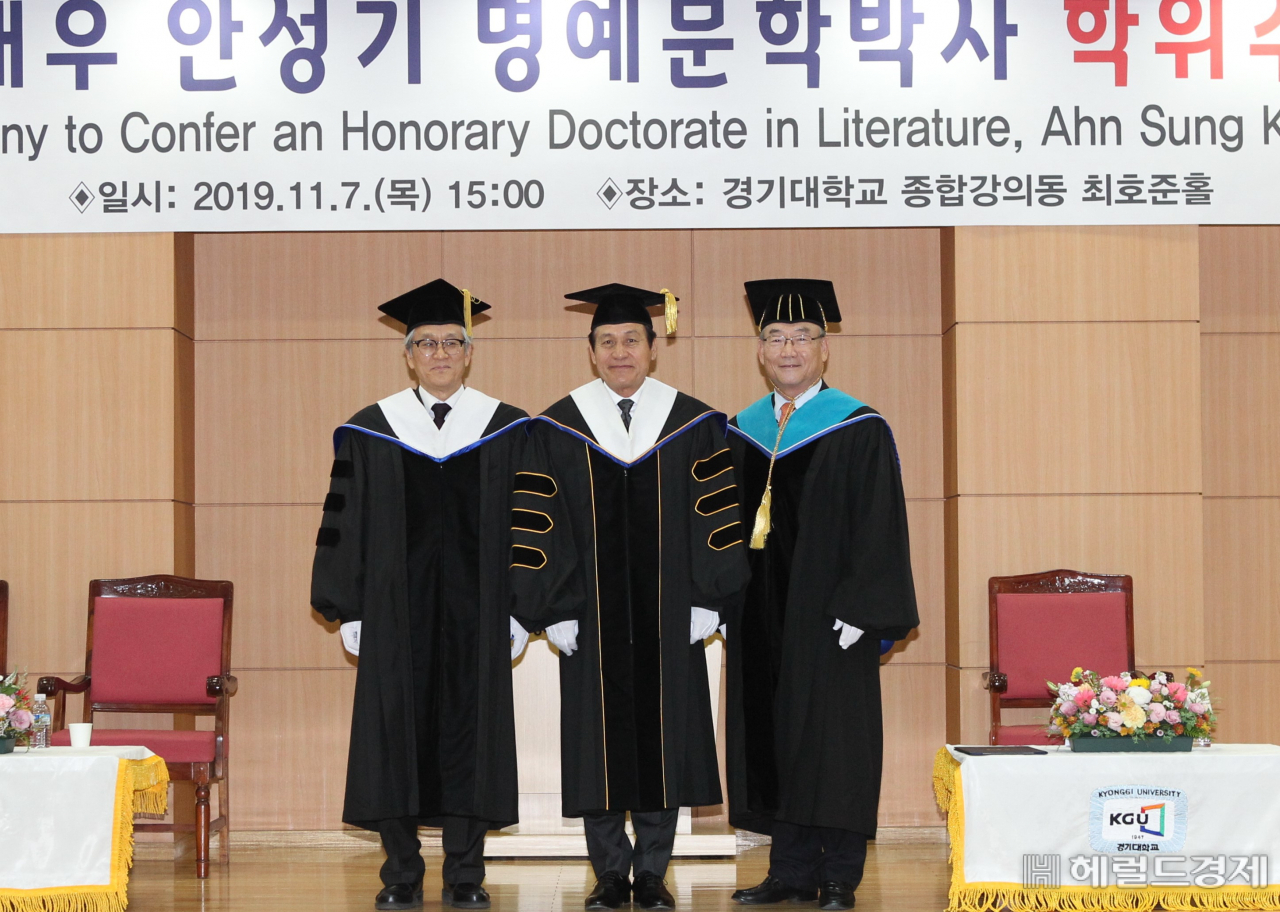 7일 오후 경기도 수원시 경기대학교에서 명예 문학박사 학위를 받은 배우 안성기(가운데)가 김인규(오른쪽) 경기대 총장, 등과 기념촬영을 하고 있다. [경기대]