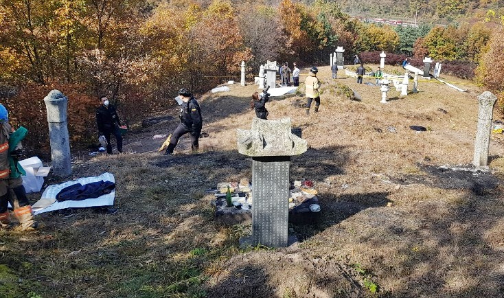 7일 오전 충북 진천군 초평면 선산에서 시제 도중 한 남성이 종중원에게 인화 물질을 뿌리고 불을 붙여 1명이 숨지고 11명이 중경상을 입었다. 경찰이 현장 감식 하는 모습. [연합]