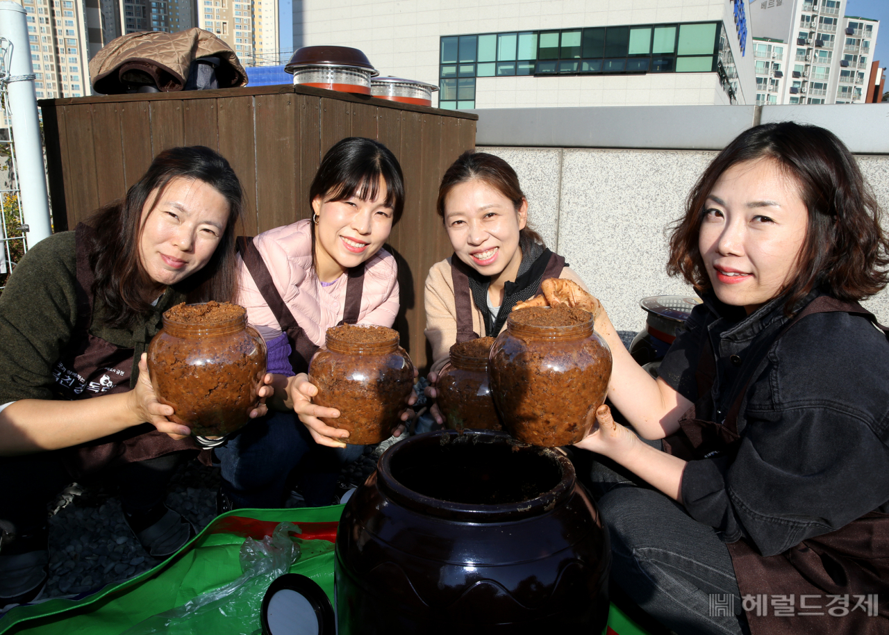 지난 2월에 담근 된장을 분양하기 위해 금천장독대 프로그램 참여자들이 나눠줄 장을 담고 있다. [금천구]