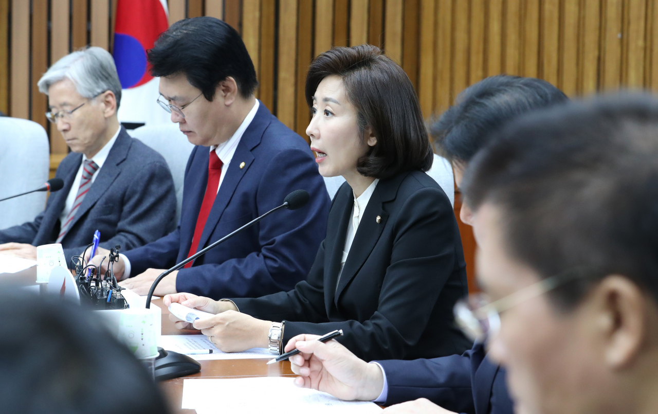 자유한국당 나경원 원내대표(가운데)가 8일 오전 국회에서 열린 원내대책회의에서 발언하고 있다. 연합뉴스