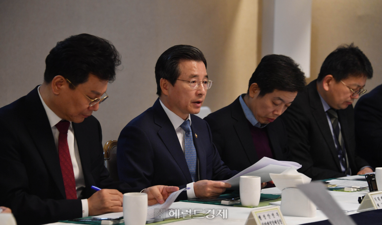 김용범 기획재정부 1차관이 8일 광화문 정부서울청사에서 '제6차 물가관계차관회의 및 제12차 혁신성장 전략점검회의'를 주재 모두발언을 하고 있다.[기획재정부 제공]