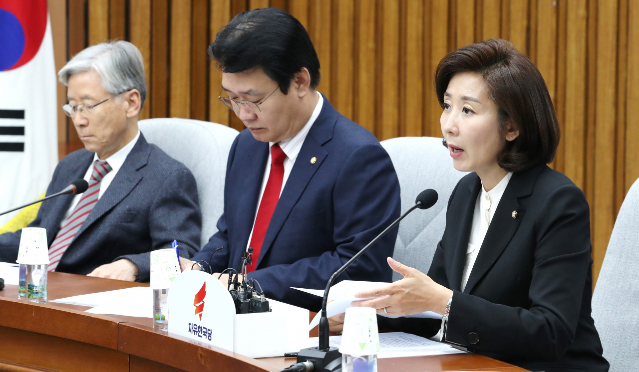 자유한국당 나경원 원내대표(오른쪽)가 8일 오전 국회에서 열린 원내대책회의에서 발언하고 있다. 연합뉴스
