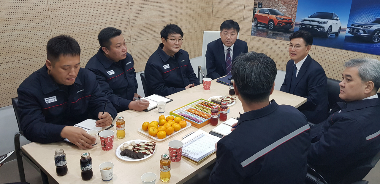 지난 7일 쌍용차 노동조합 강성원 수석부위원장(사진 왼쪽부터 시계방향으로 세 번째), 생산본부장 송승기 상무(여섯 번째) 등 품질 혁신 노사 공동 TFT 관계자들이 용산대리점을 방문해 현황을 듣고 있다. [쌍용차 제공]
