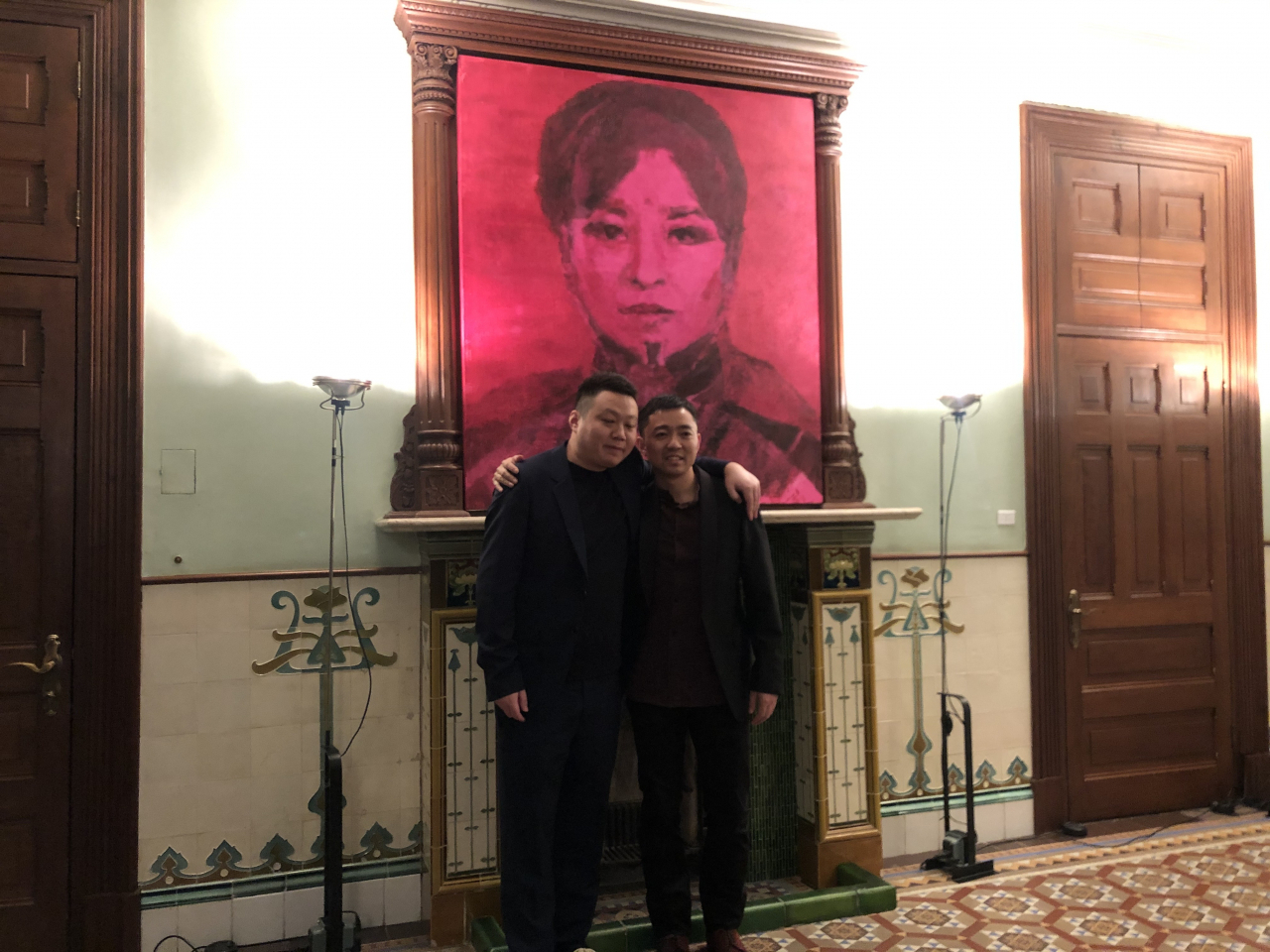 중국 상하이 징안구 프라다 롱 자이에서 개인전을 여는 중국작가 리칭(사진 왼쪽)과 동시대 중국 미술계에서 각광 받고 있는 큐레이터 최이 찬찬.[사진=헤럴드경제DB]