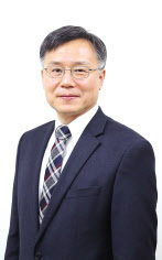 근로복지공단(이사장 심경우·사진)은 8일 산재보험 시행 55주년을 맞아 유럽의 산재보험 관계자 및 아시아산재보험협회(AWCA) 회원기관을 초청해 산재보험 제도의 미래와 최근 이슈 및 발전방안을 모색하는 ‘산재보험 55주년 국제세미나’를 개최했다고 밝혔다.
4차산업혁명에 따른 플랫폼 노동자 등 노동시장 변화에 선제적으로 대응하고 산재보험의 미래지향적인 발전 전기를 마련하기 위해 이날 서울 여의도 글래드호텔에서 개최된 세미나에는 해외 전문가·고용노동부 및 국내 전문가와 아시아산재보험협회(AWCA)가 참여했다.
특히 ‘노동시장의 변화와 산재보험’이라는 주제로 ‘플랫폼 노동자의 사회보장 강화방안(발표: 프랑스 사회보험기관중앙기구(ACOSS) 브루노 그레고리 국제협력부국장, 한국노동연구원 장지연 선임연구위원)’ 및 등을 발표하고 관계 전문가들이 토론을 진행했다.
세미나 전날인 7일에는 ‘아시아 산재보험협회(AWCA) 회의’를 개최해 현재 4대 의장기관인 공단이 협회 운영경과 및 향후 추진방향을 공유하고 기능 활성화 전략 등을 모색했다. 이번 회의에는 현재 부의장기관인 캄보디아 국가사회보장기금(NSSF)을 비롯해 7개 회원기관에서 총 16명이 참석, 국가별 산재보험 주요현안을 발표하고 회원기관 간 협력방향 등을 논의했다.
심경우 근로복지공단 이사장은“이번 아시아산재보험협회 회의 및 국제 세미나를 통해 아시아산재보험협회 의장국으로서 아시아 산재보험 제도발전의 주도적인 역할과 국제적 네트워크를 강화했다”며 “4차 산업혁명으로 인해 촉발된 플랫폼 노동자와 관련한 사회보장 강화 방안 및 업무상 질병 및 보상체계에 대한 논의를 통해 발전적 제도를 마련하는 계기로 삼겠다”고 말했다. 김대우 기자/dewkim@