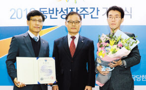 조용래(가운데) 한전KDN 기획관리본부장이 중소벤처기업부 장관상을 수상한 뒤 관계자들과 기념촬영을 하고 있다. [한전KDN 제공]
