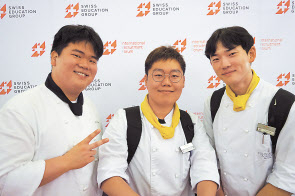 2019 IRF(International Recruitment Forum)에 참석한 커리너리아트 재학생들. 왼쪽부터 천진석(25), 김성수(25), 정휘윤(28) 학생. 김유진 기자/kacew@
