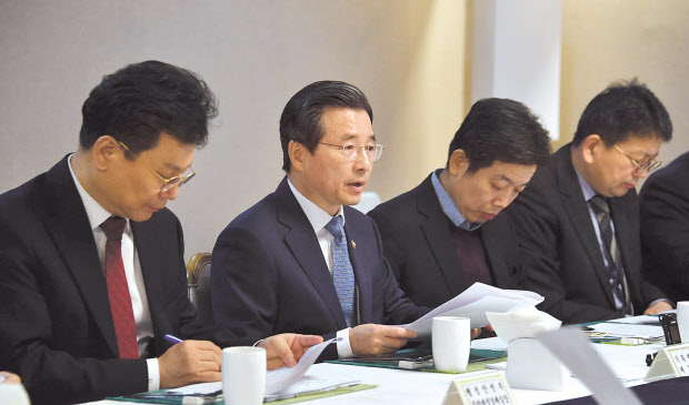 김용범 기획재정부 1차관이 8일 광화문 정부서울청사에서 ‘제6차 물가관계차관회의 및 제12차 혁신성장 전략점검회의’를 주재 모두발언을 하고 있다. [기획재정부 제공]
