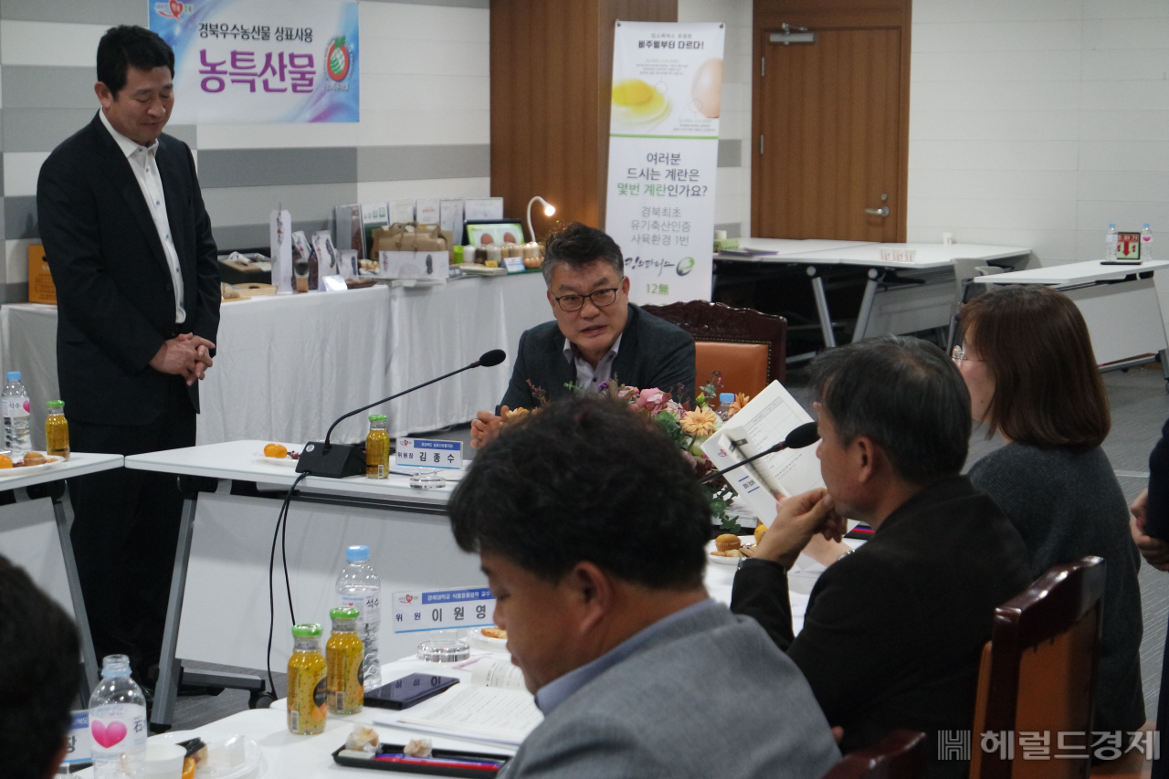 지난 7일 열린 경북도 우수농산물 선정 심의위원회 모습.[경북도 제공]