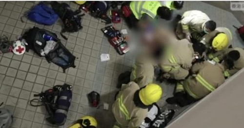 지난 4일 홍콩 정관오 지역의 시위 현장 부근 지상 주차장 3층에서 2층으로 떨어진 대학생 차우츠록(周梓樂)을 응급 구조 요원들이 치료하고 있다. 차우츠록은 이날 추락으로 머리에 심각한 손상을 입어 결국 8일 사망했다. [홍콩 지상파 채널 RTHK 캡처]