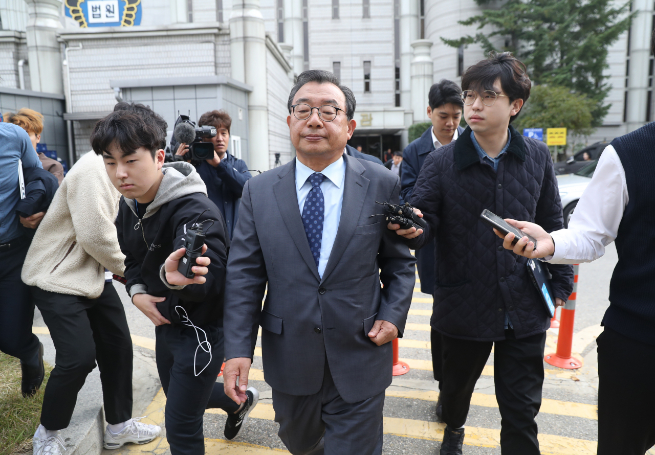 KBS의 세월호 보도에 개입한 혐의로 1심에서 징역형의 집행유예를 선고받은 이정현 무소속 의원이 28일 오후 2심 선고를 받고 서초동 서울중앙지법을 나서고 있다. 법원은 2심에서 이 의원에게 벌금 1천만원을 선고했다. 연합뉴스