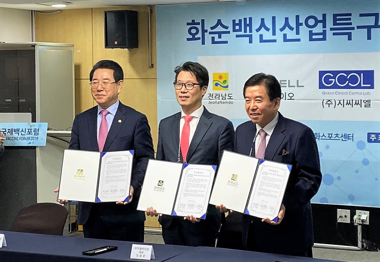 김영록(왼쪽) 전남지사가 정광준(가운데) 박셀바이오 부사장, 구충곤 화순군수와 함께 기념사진을 찍고 있다.