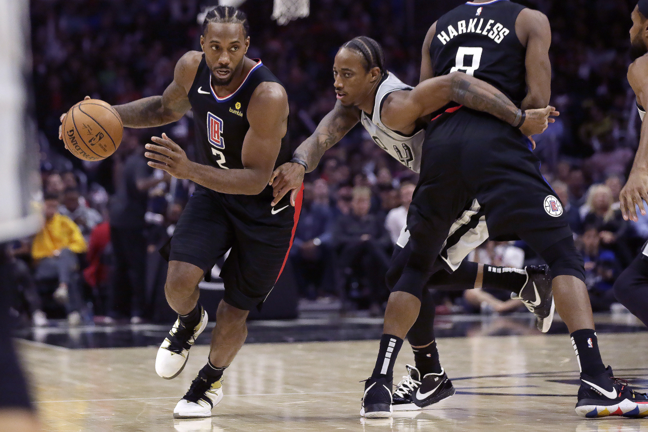 8일(한국시간) 미국 캘리포니아주 LA에서 열린 2019-2020 미국 프로농구(NBA) 정규 리그 LA 클리퍼스-포틀랜드 트레일블레이저스전에 출전한 클리퍼스의 카와이 레너드(왼쪽)가 드리블 돌파를 시도하고 있다. [AP]