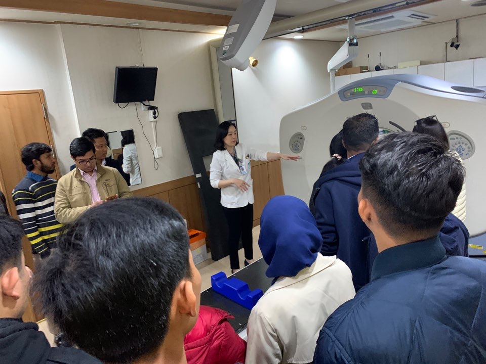 방사선 이용기술 전수교육과정에 참가한 아시아 개도국 방사선 전문가들이 현장실습을 하고 있다.[RCA사무국 제공]