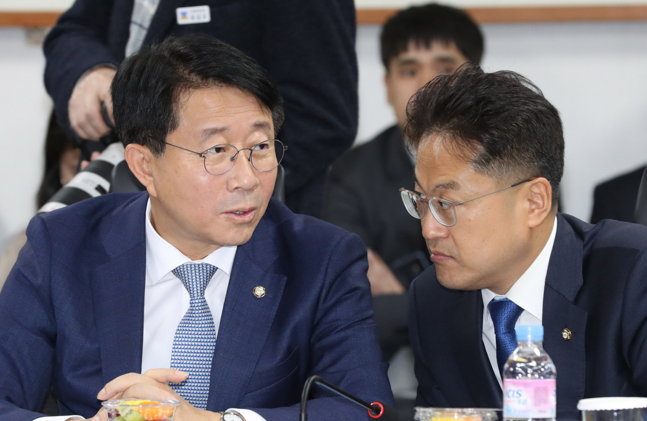 더불어민주당 조정식 정책위의장(왼쪽)과 김정우 국회 기재위 더불어민주당 간사가 8일 오후 국회 의원회관에서 열린 더불어민주당-경기도 예산정책협의회에서 이야기하고 있다. 연합뉴스