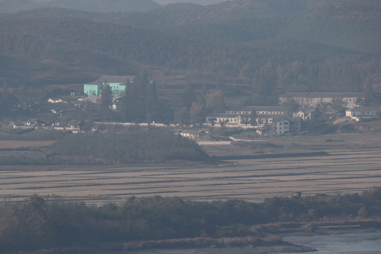 경기도 파주시 오두산 통일전망대에서 북한 황해북도 개풍군 일대가 흐릿하게 보이고 있다. [연합]