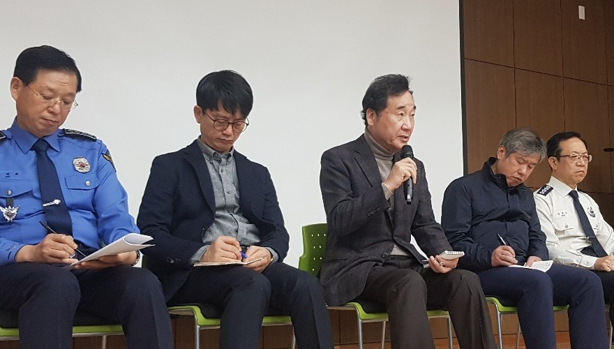독도 헬기 추락사고 열흘째인 9일 오전 대구 달성군 강서소방서에서 이낙연 국무총리가 실종자 가족들을 면담하고 있다. [연합]