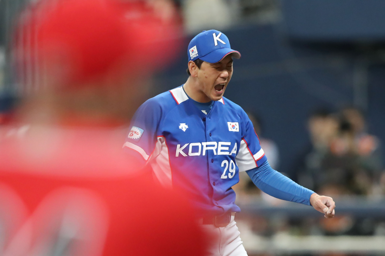 7일 오후 서울 구로구 고척스카이돔에서 열린 2019 WBSC 프리미어12 예선라운드 C조 한국과 캐나다의 경기. 3회말 2사 김광현이 볼넷을 허용하며 아쉬워하고 있다. [연합뉴스]