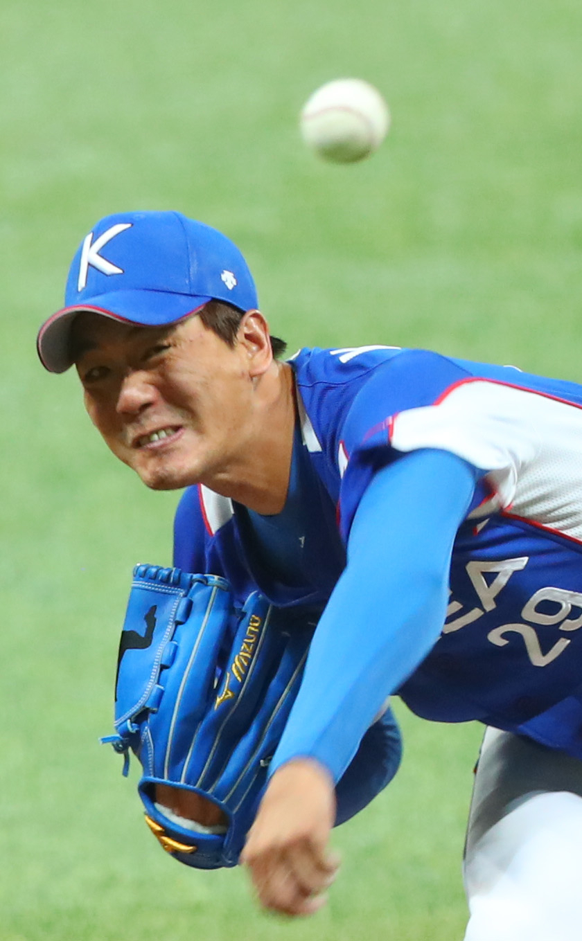 7일 오후 서울 구로구 고척스카이돔에서 열린 2019 WBSC 프리미어12 예선라운드 C조 한국과 캐나다의 경기. 3회말 한국 선발투수 김광현이 역투하고 있다. [연합뉴스]