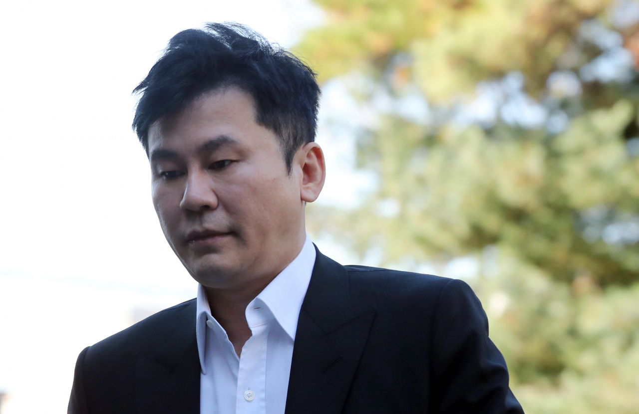 양현석 전 YG엔터테인먼트 총괄 프로듀서가 9일 오전 피의자 신분으로 경찰 조사에 출석하기 위해 경기도 수원시 경기남부지방청 광역수사대 청사로 향하고 있다. 양 전 대표는 2016년 8월 비아이의 지인인 제보자 A 씨가 마약 투약 혐의로 체포돼 경찰 수사를 받을 당시 비아이의 마약구매 의혹을 경찰에 진술하자 A 씨를 회유·협박해 진술을 번복하게 한 혐의 등을 받고 있다. 연합뉴스