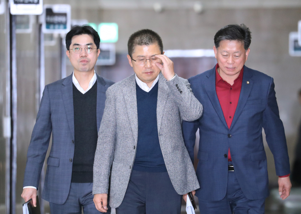 황교안 자유한국당 대표(가운데)가 8일 오전 국회에서 열린 민부론 후속 입법 세미나에 참석하기 위해 이동하고 있다. [연합]