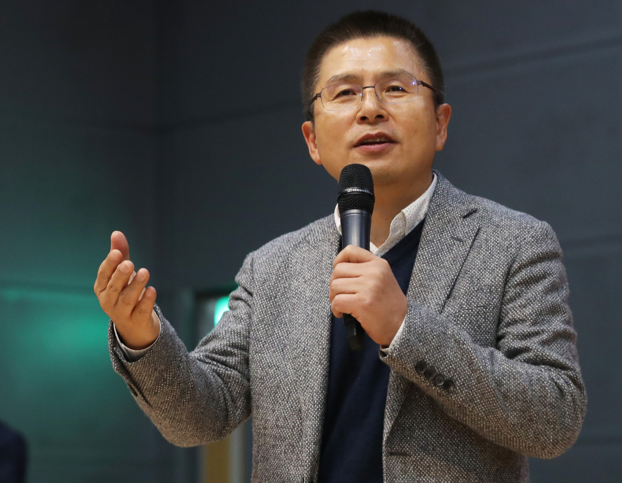 자유한국당 황교안 대표가 지난 8일 오후 경기도 수원시 경기대학교 컨벤션센터에서 열린 정미경 최고위원의 '겁 없는 여자' 북콘서트에서 축사를 하고 있다. [연합]