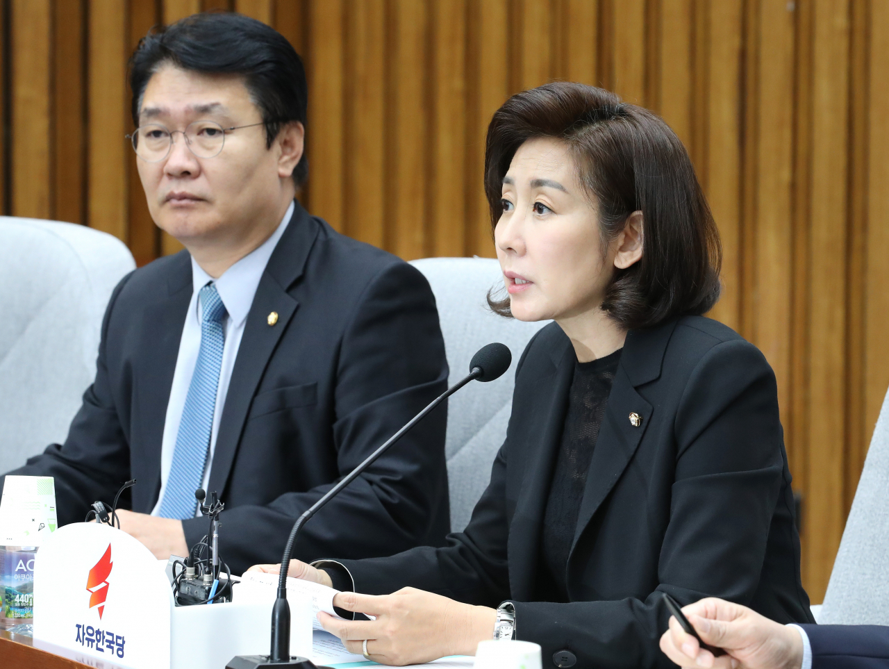 자유한국당 나경원 원내대표가 5일 오전 국회에서 열린 원내대책회의에서 발언하고 있다. 왼쪽은 정용기 정책위의장. 연합뉴스