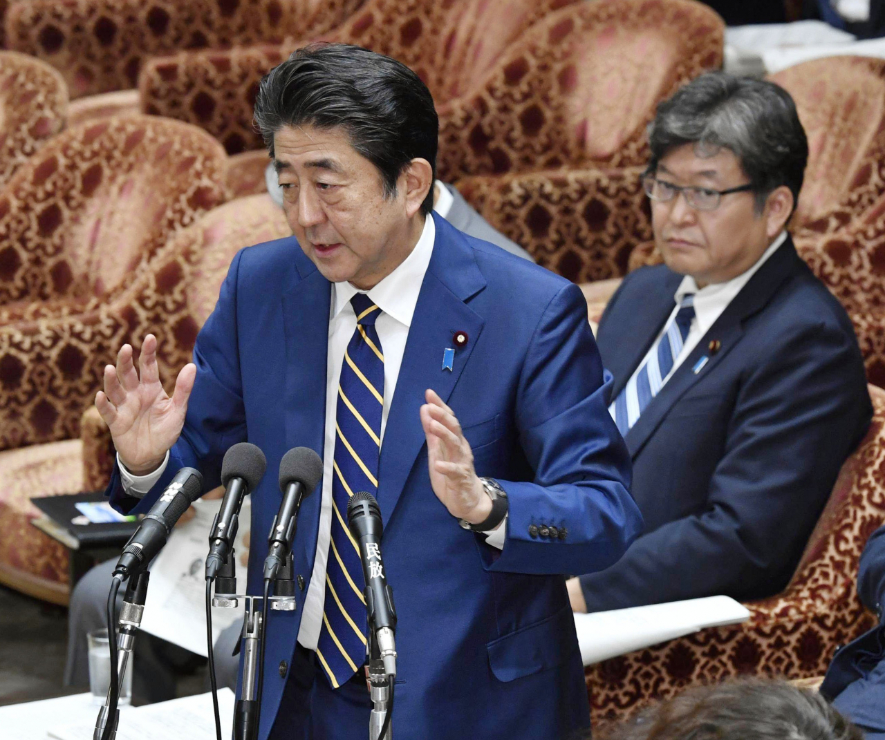 아베 신조(安倍晋三) 일본 총리가 6일 오후 일본 중의원 예산위원회에 출석해 의원의 질문에 답변하고 있다. 아베 총리의 뒤에 하기우다 고이치(萩生田光一) 문부과학상의 모습이 보인다. 연합뉴스