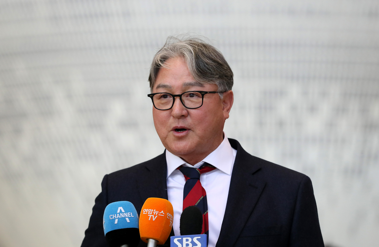 프리미어12 슈퍼라운드에 진출한 한국야구대표팀의 김경문 감독이 9일 김포국제공항을 통해 일본으로 출국하기 전 취재진의 질문에 답하고 있다. 연합뉴스