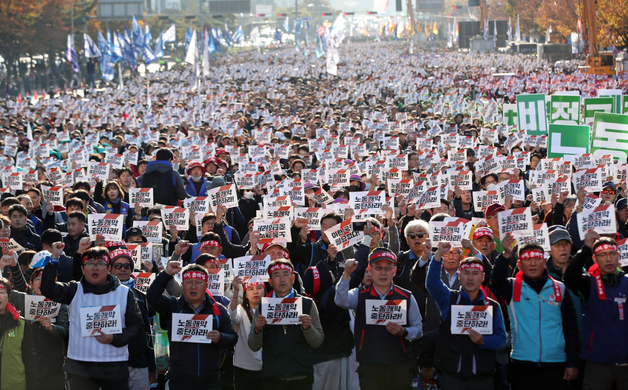9일 오후 서울 영등포구 여의도 마포대교 남단 여의대로에서 열린 전태일 열사 정신 계승 전국노동자대회에서 전국민주노동조합총연맹(민주노총) 조합원들이 구호를 외치고 있다. 연합뉴스