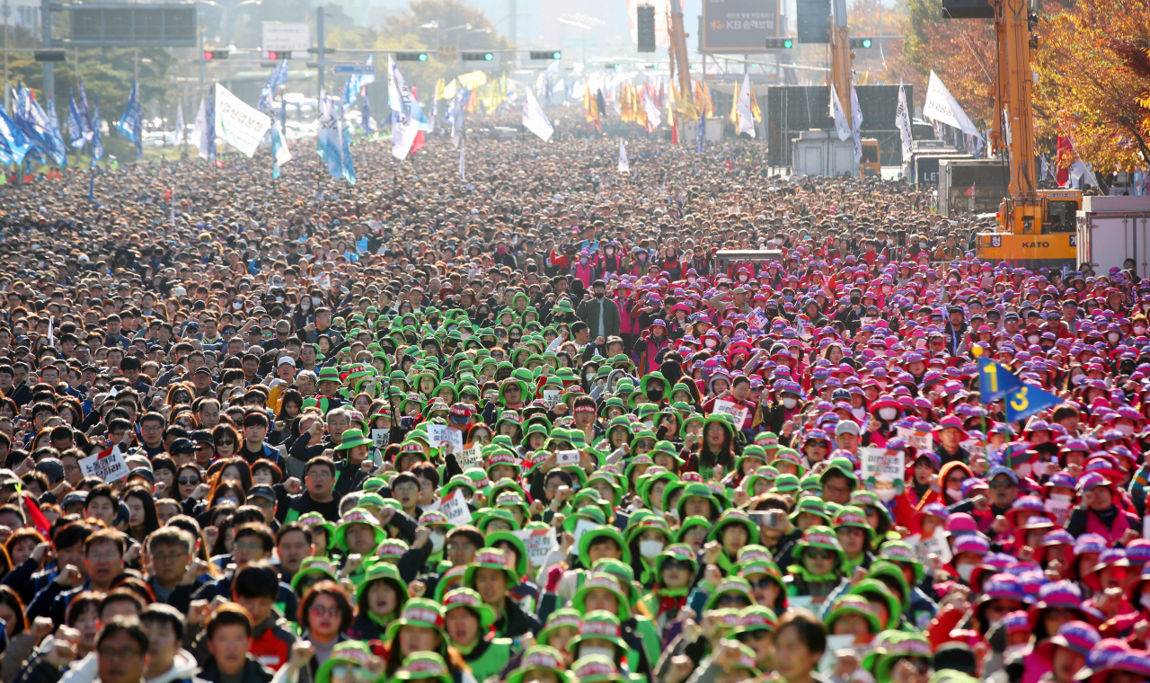 9일 오후 서울 영등포구 여의도 마포대교 남단 여의대로에서 열린 전태일 열사 정신 계승 전국노동자대회에서 전국민주노동조합총연맹(민주노총) 조합원들이 구호를 외치고 있다. 연합뉴스