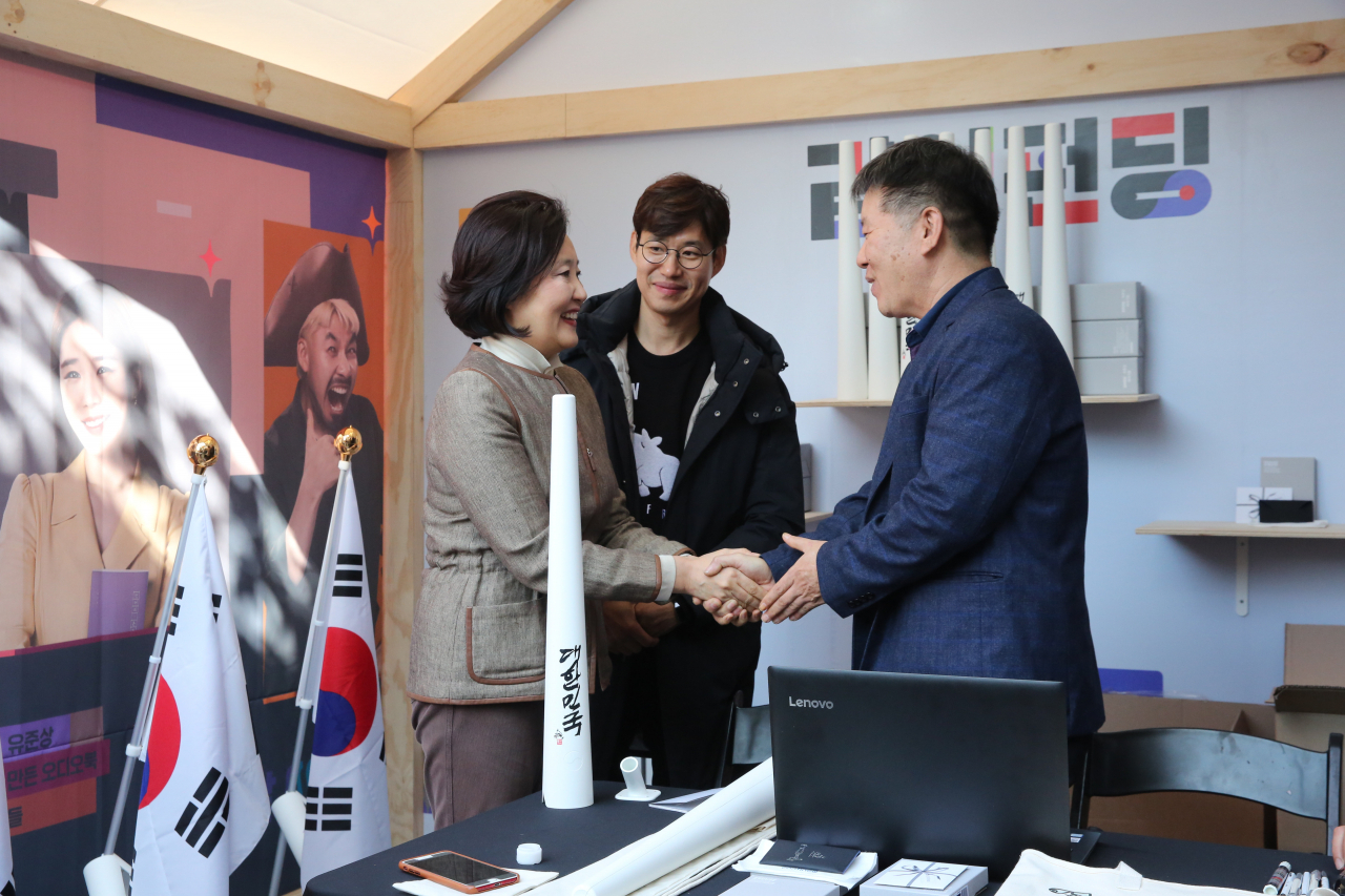 박영선 중소벤처기업부 장관이 9일 신촌 연세로에서 열린 '가치삽시다! 소상공인 한마당' 행사에서 양동열 완창산업 사장과 이야기를 나누고 있다. [연합]