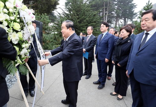 미국 샌프란시스코를 방문 중인 문희상 국회의장은 9일(현지시간) 프레시디오 국립공원에 있는 한국전 참전 기념비를 찾아 헌화하고 추모의 뜻을 표했다. [국회제공]