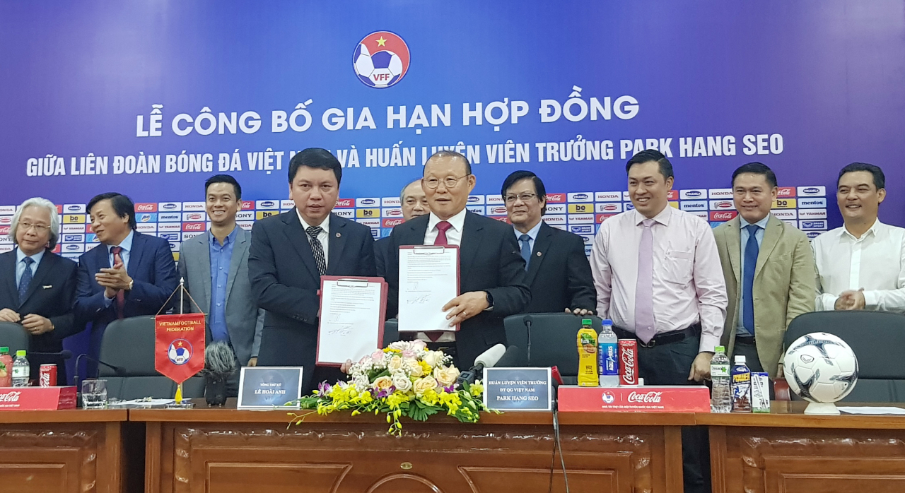 박항서 베트남 축구 대표팀 감독이 7일 오전(현지시간) 베트남 축구협회에서 베트남 축구 대표팀 재계약에 서명한 뒤 기념촬영을 하고 있다. [연합]