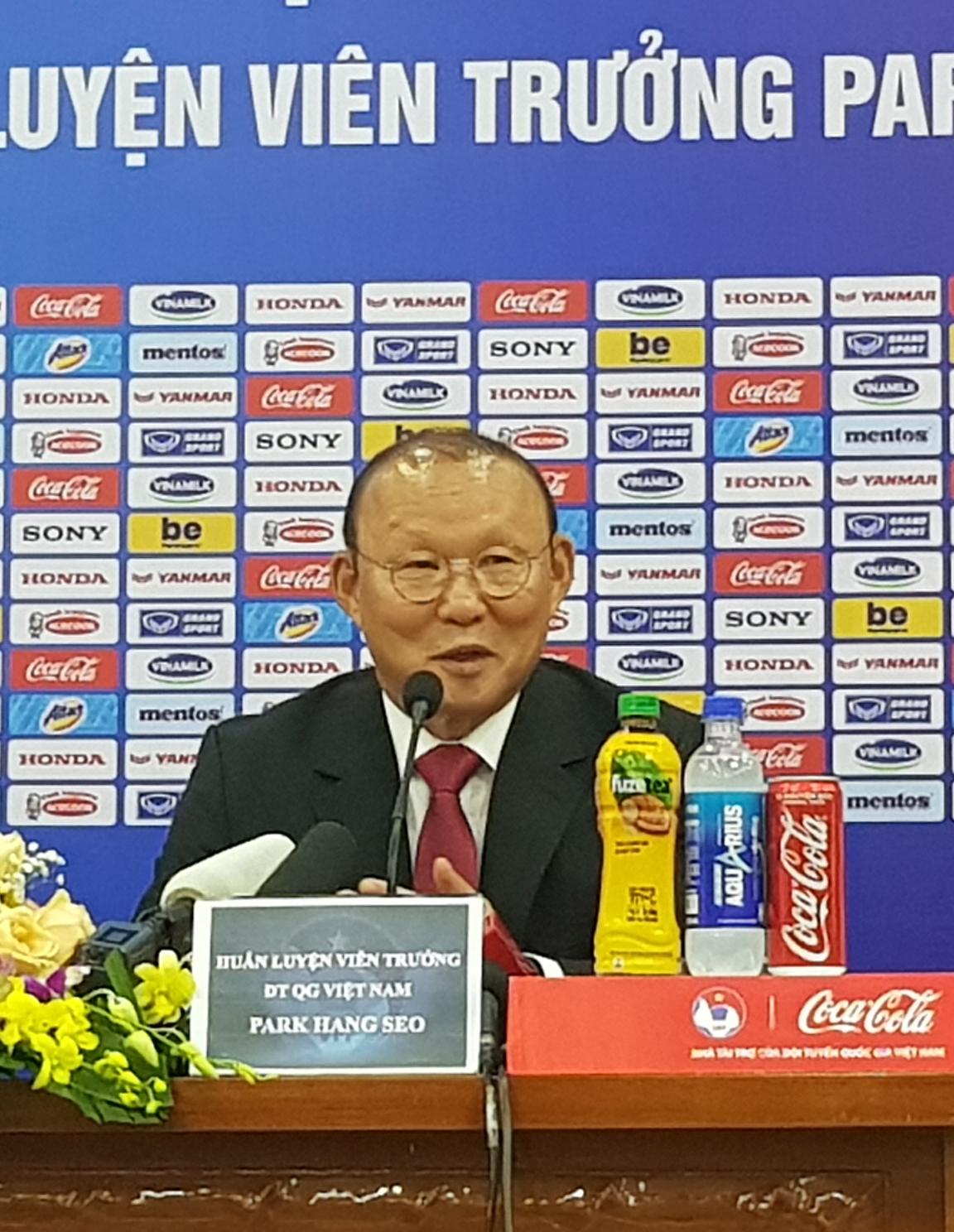 박항서 베트남 축구 대표팀 감독이 7일 오전(현지시간) 베트남 축구협회에서 기자회견을 하고 베트남 축구 대표팀과의 재계약에 대한 소회와 계약 조건, 포부 등을 밝히고 있다. [연합]