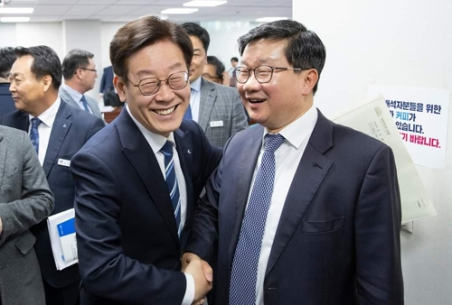 8일 예산정책협의회에서 만난 이재명 지사와 전해철 의원. [경기도 제공]