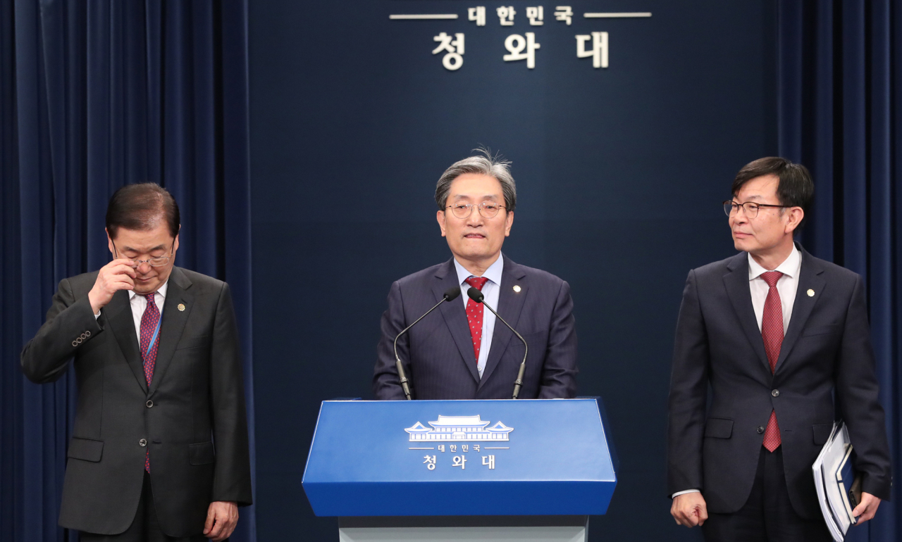 청와대 노영민 대통령 비서실장(가운데)이 10일 오후 춘추관 대브리핑룸에서 열린 기자간담회에 앞서 모두발언하고 있다. 왼쪽은 정의용 국가안보실장, 오른쪽은 김상조 정책실장. [연합]