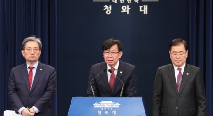 청와대 김상조 정책실장(가운데)이 10일 오후 춘추관 대브리핑룸에서 열린 기자간담회에 앞서 모두발언하고 있다. [연합뉴스]