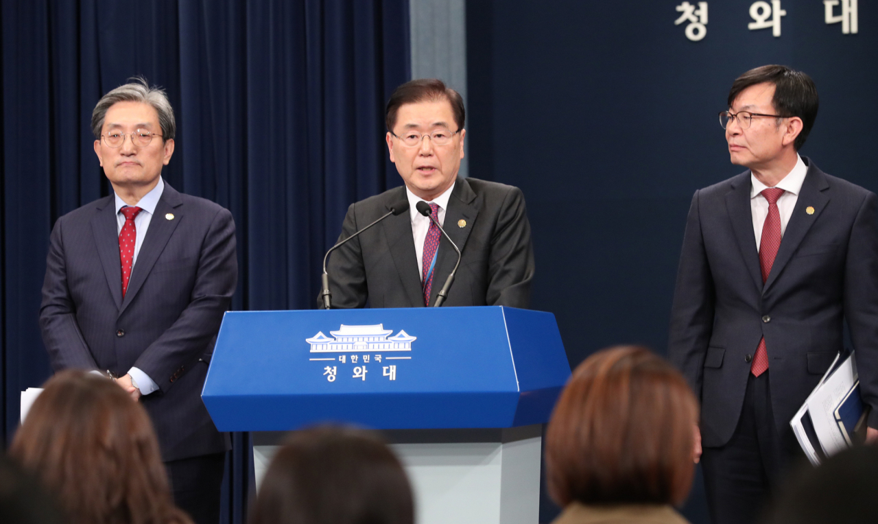 정의용 청와대 국가안보실장(가운데)이 10일 오후 춘추관 대브리핑룸에서 열린 기자간담회에 앞서 모두발언하고 있다. 왼쪽은 노영민 대통령 비서실장, 오른쪽은 김상조 정책실장. [연합]