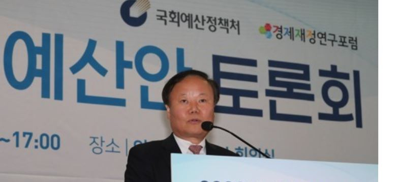 김재원 국회 예결위원장이 28일 오후 국회 의원회관에서 국회예산정책처와 국회 경제재정연구포럼 주최로 열린 '2020년 예산안 토론회'에서 축사를 하고 있다. [연합뉴스]
