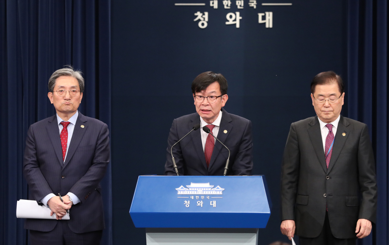 김상조 청와대 정책실장(가운데)이 10일 오후 춘추관 대브리핑룸에서 열린 기자간담회에 앞서 모두발언하고 있다. 왼쪽은 노영민 대통령 비서실장, 오른쪽은 정의용 국가안보실장. [연합]