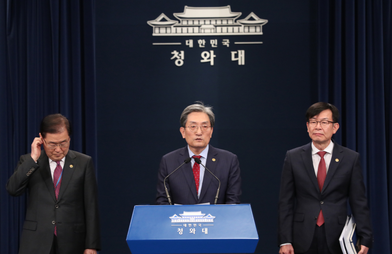 청와대 노영민 대통령 비서실장(가운데)이 10일 오후 춘추관 대브리핑룸에서 열린 기자간담회에 앞서 모두발언하고 있다. 왼쪽은 정의용 국가안보실장, 오른쪽은 김상조 정책실장. [연합]