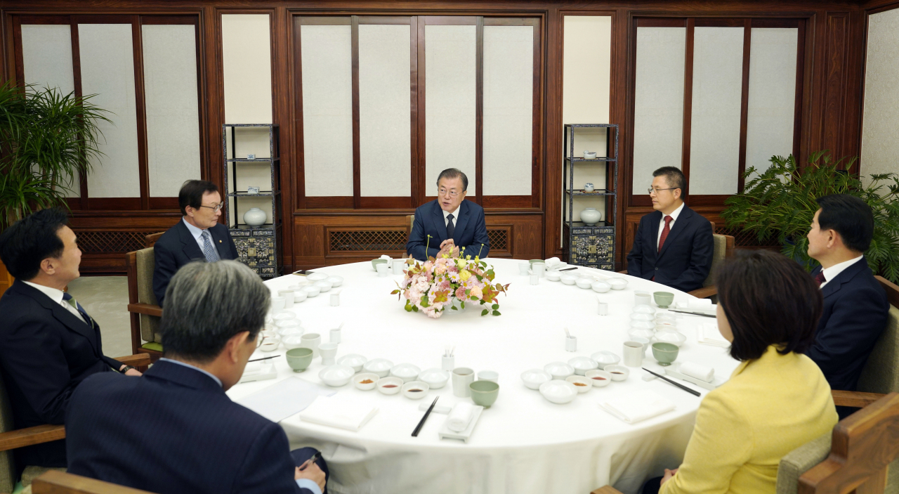 문재인 대통령이 10일 오후 청와대 관저에서 여야 5당 대표와 만찬을 하고 있다. 이날 만찬은 문 대통령이 모친상에 조문을 온 여야 대표들에게 감사의 마음을 전하기 위해 마련됐다. 왼쪽부터 시계 방향으로 바른미래당 손학규 대표, 더불어민주당 이해찬 대표, 문 대통령, 자유한국당 황교안 대표, 민주평화당 정동영 대표, 정의당 심상정 대표. 노영민 대통령 비서실장. [연합]