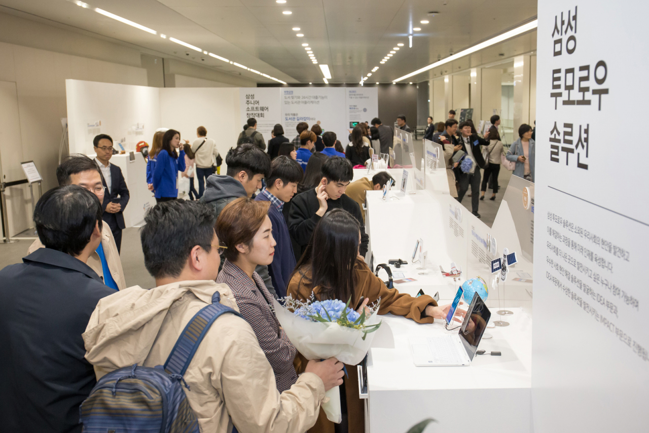 지난 8일 서울 서초구 삼성전자 서울 R&D캠퍼스에서 열린 ‘삼성 투모로우 스토리’ 행사에서 참석자들이 공모전에 참가한 팀들이 만든 시제품을 둘러보고 있다.[삼성전자 제공]