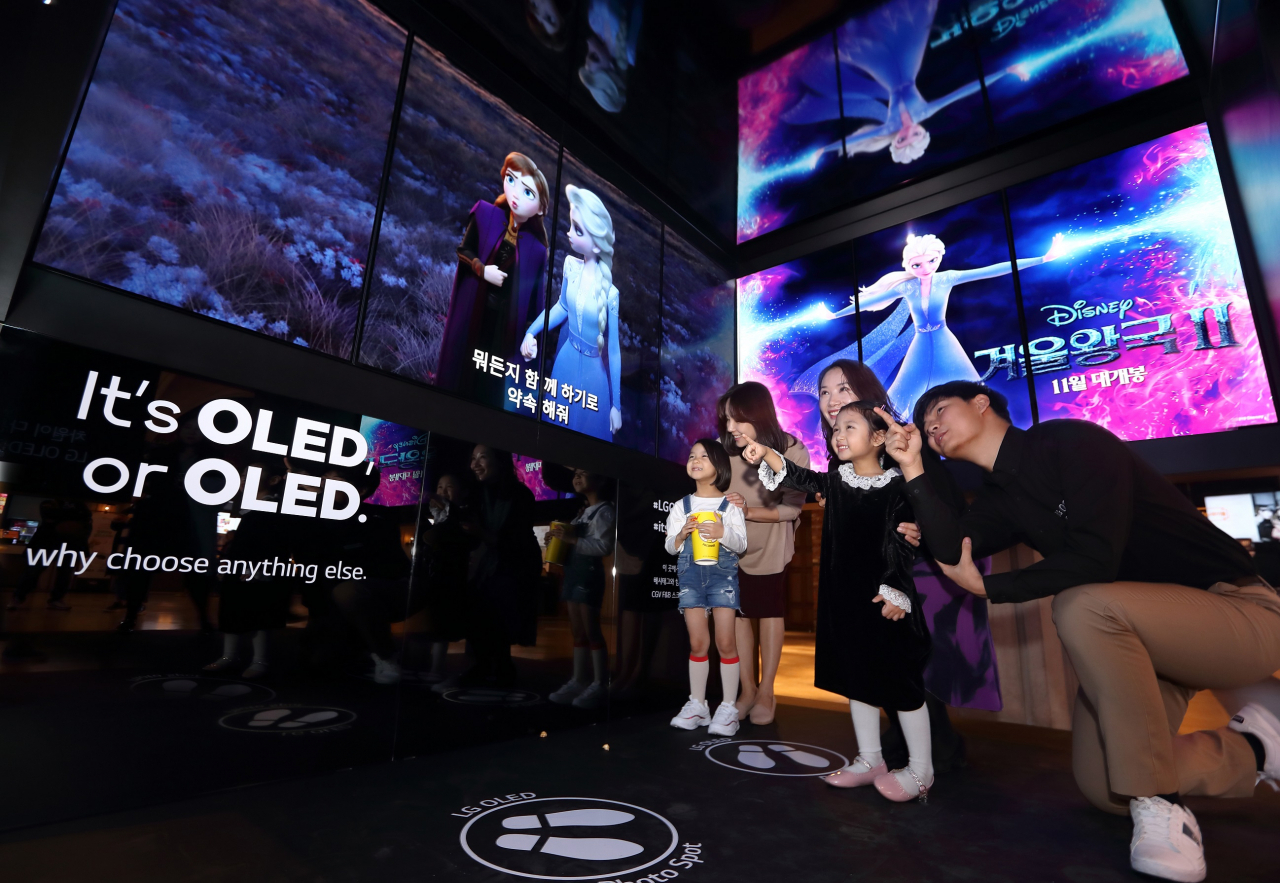 LG디스플레이는 CJ CGV와 제휴를 맺고 OLED 체험 부스를 마련, 영화관 방문객들을 대상으로 OLED의 우수성을 알리고 차원이 다른 감동을 느낄 수 있는 기회를 제공한다. CGV용산아이파크몰, 영등포, 왕십리, 여의도 등 4개 극장 로비에 마련되는 OLED 체험 부스는 내년 2월까지 운영된다. 지난 주말 CGV 용산아이파크몰을 찾은 관람객들이 체험 부스에서 OLED의 화질을 즐기고 있는 모습.[LG디스플레이 제공]