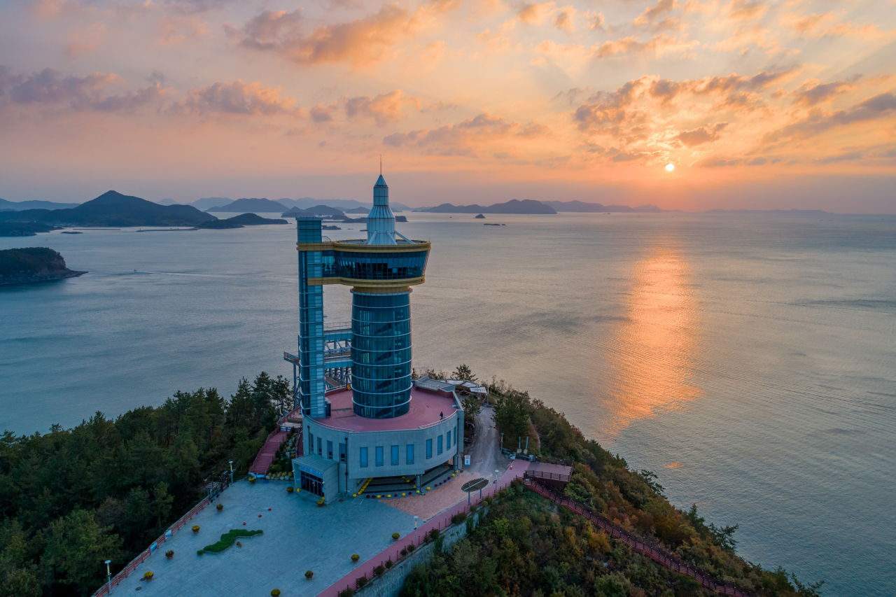 우주발사전망대 뒤에서 바라본 일출.