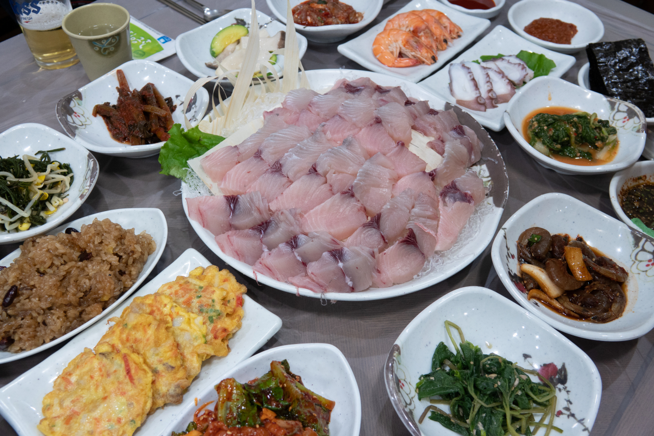 다도해회관 삼치회 상차림.